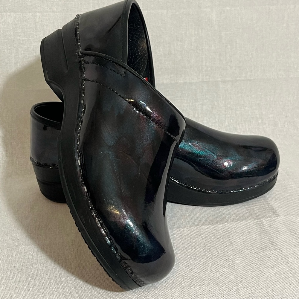 Sanita Professional Clogs Women’s Size 8 Green Purple Iridescent Work Medical